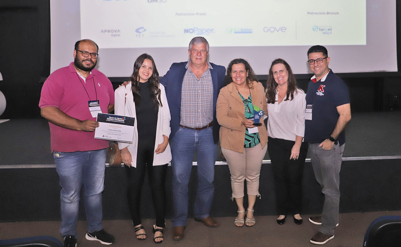 Foto do secretário de Planejamento José Roberto Fernandes Barreira, junto às equipes de T. I. e Geoprocessamento durante o recebimento do prêmio