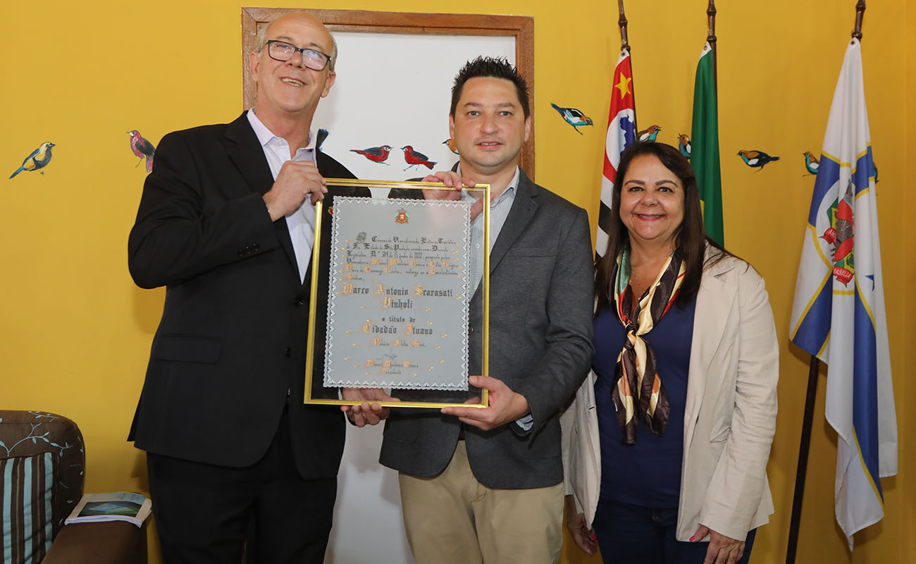 Na foto, o superintendente do Sebrae Marco Vinholi, recebe o título de cidadão Ituano das mãos do presidente da Câmara dos Vereadores de Itu Manoel Monteiro, acompanhado da vereadora Célia Rocha