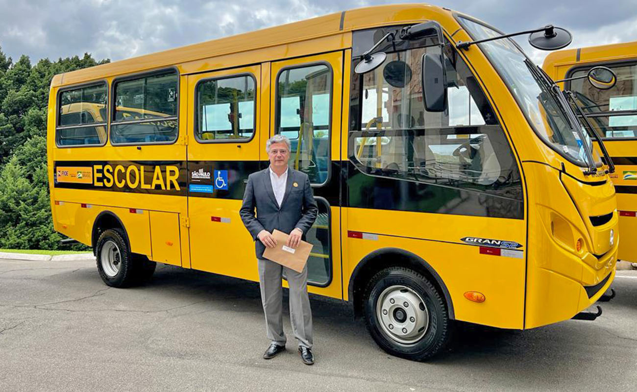 Foto do prefeito Guilherme Gazzola com o novo ônibus escolar recebido pelo Governo do Estado de SP