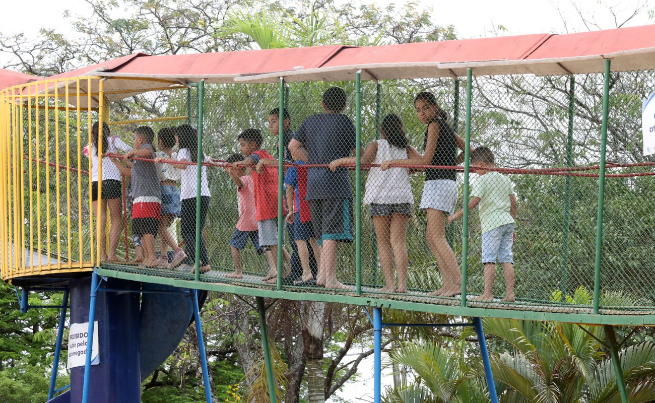Foto mostra crianças brincando no Parque Cidade das Crianças