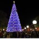 Fotografia mostra a grande árvore de natal com luzes azuis, montada na Praça da Matriz da cidade