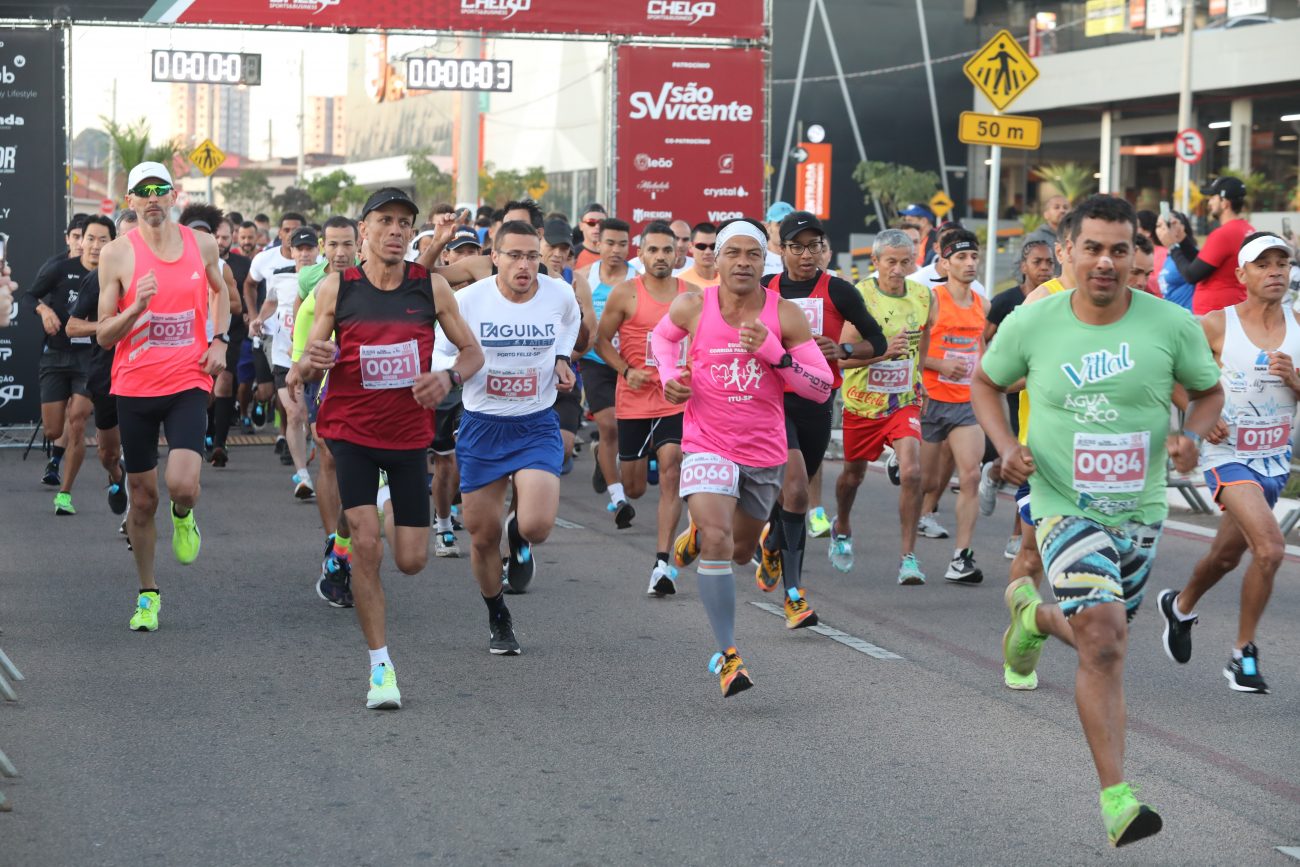A imagem mostra pessoas correndo e caminhando em evento anterior.