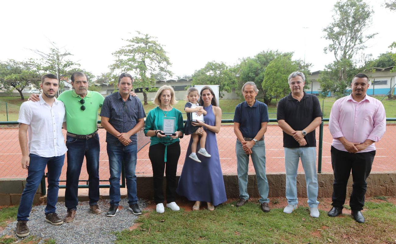 Imagem mostra autoridades, familiares e amigos que participaram da cerimônia de inauguração da quadra de tênis no Centro Esportivo e de Lazer 1º de Maio