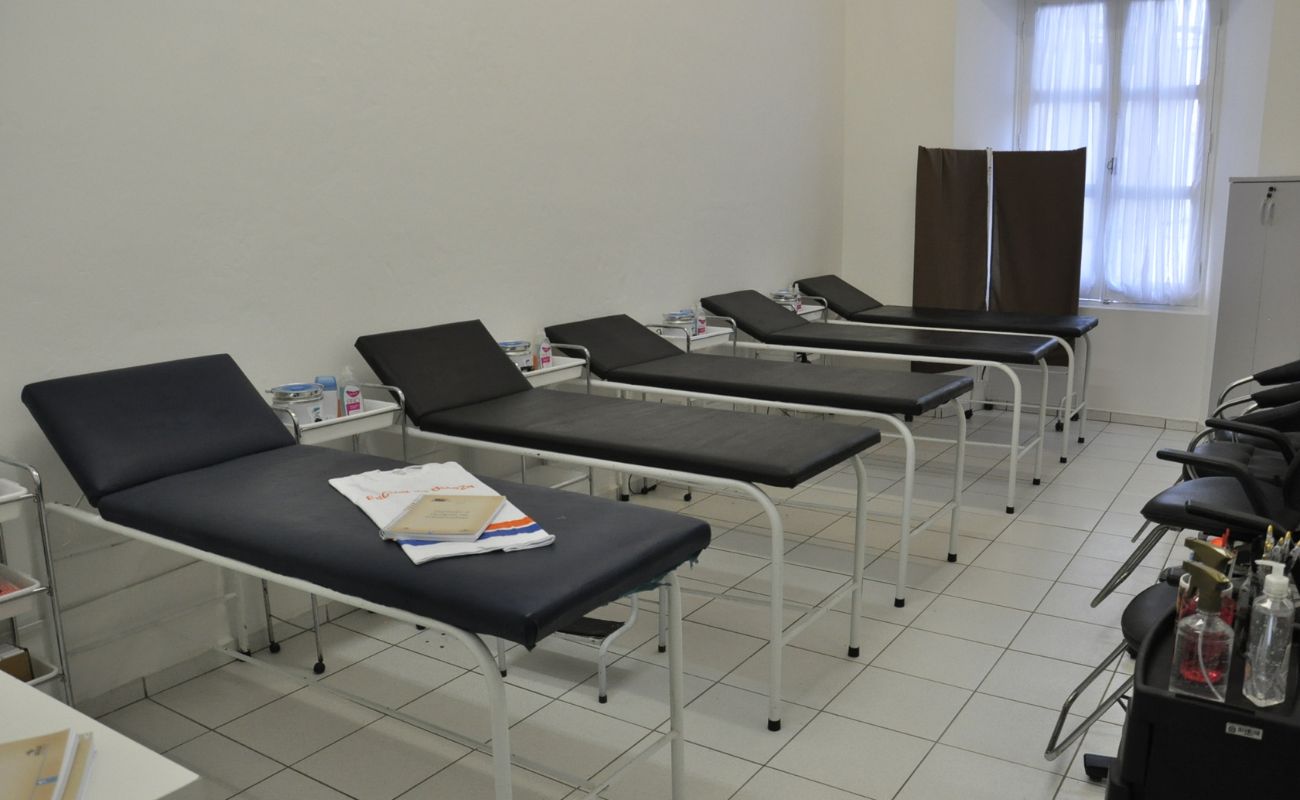 Imagem mostra uma sala com cinco macas fixas e equipamentos para realização do curso de depilação facial e corporal.