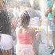 Imagem mostra crianças e adultos se divertindo com espuma, em evento de carnaval realizado em 2020, na Praça do Carmo.