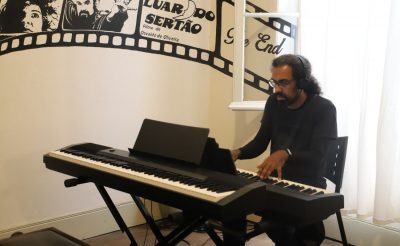 Imagem mostra um homem adulto tocando teclado em um dos cursos gratuitos oferecidos pela Emia.