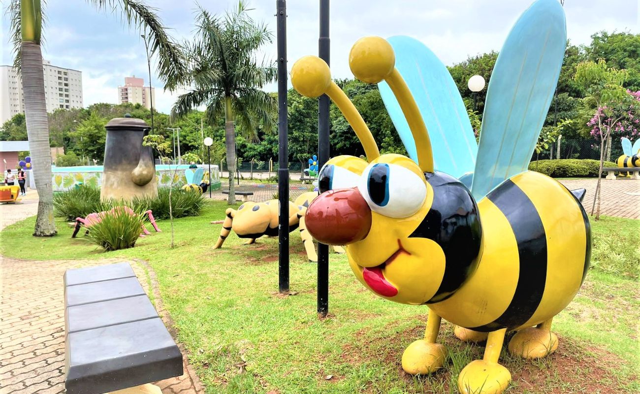 Texto mostra alguns brinquedos para crianças, como uma abelha e uma formiga gigantes e um bule com duas xícaras, disponíveis na Praça dos Exageros, um dos pontos turísticos de Itu.