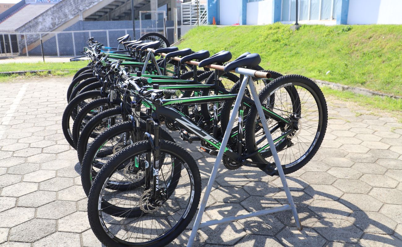 Imagem mostra as bikes que serão disponibilizadas gratuitamente aos munícipes.
