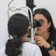 Imagem mostra criança fazendo uma avaliação oftalmológica.