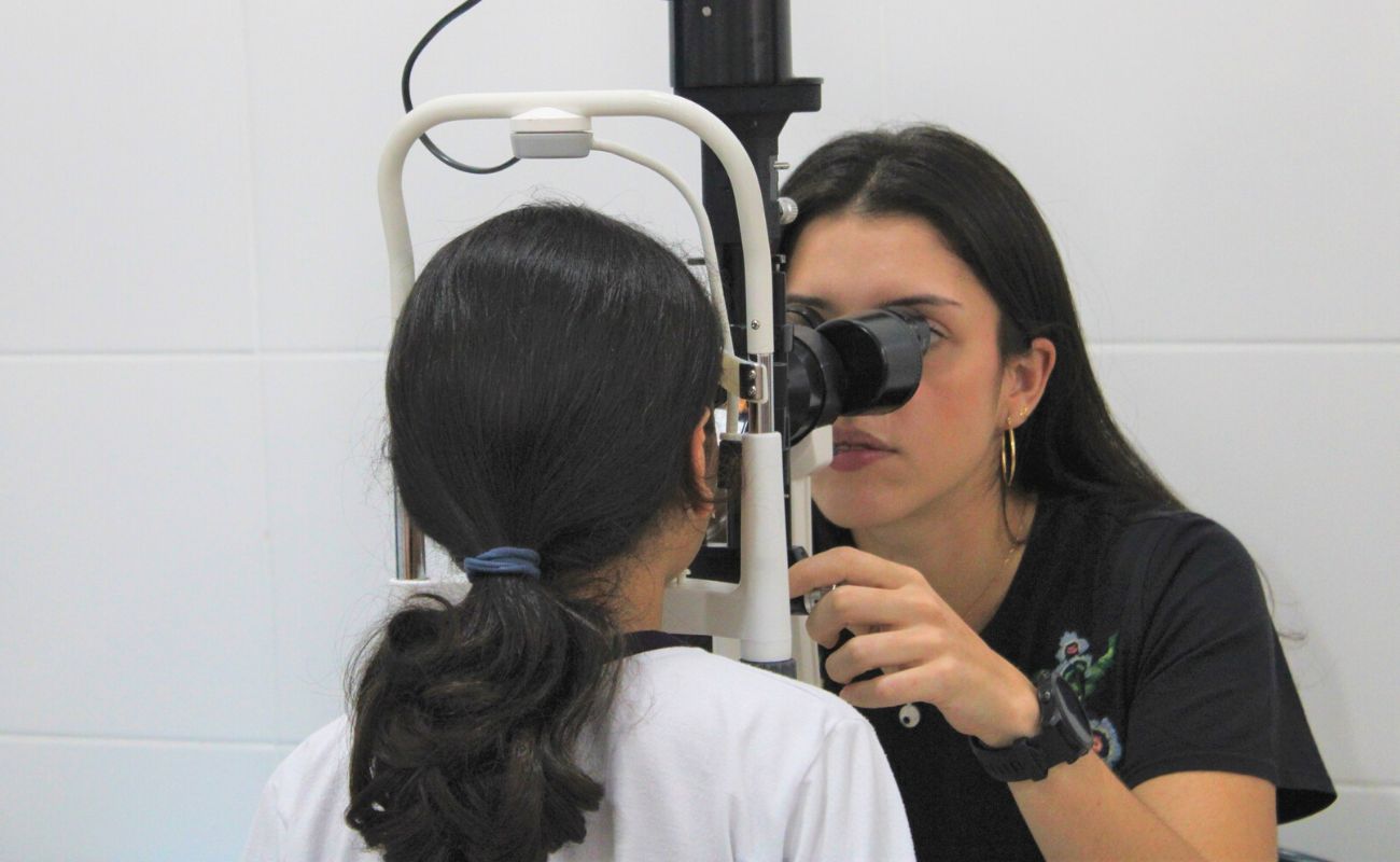 Imagem mostra criança fazendo uma avaliação oftalmológica.