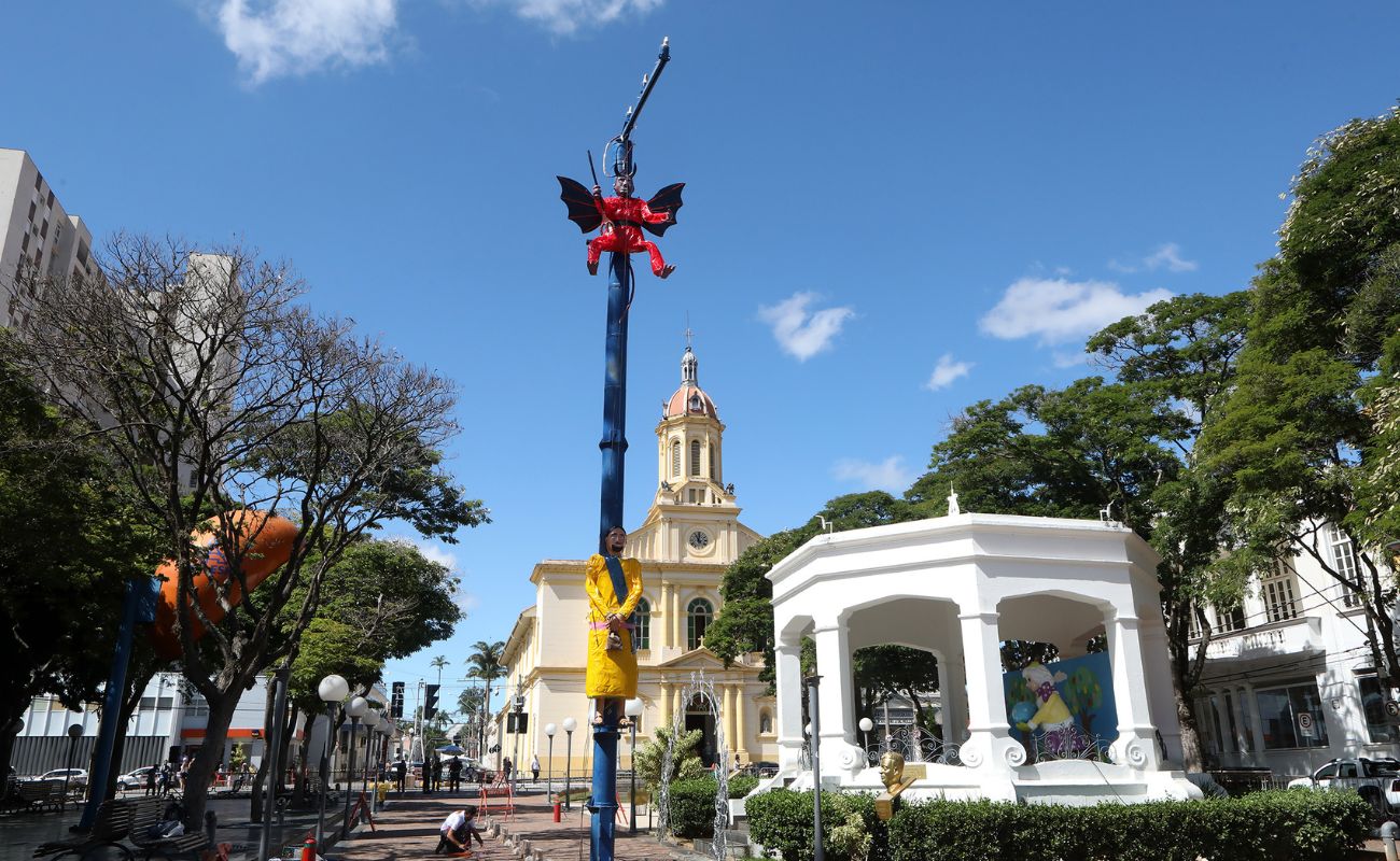 Imagem mostra o coreto da Praça da Matriz, em frente ao alto, o boneco representando Judas, uma das atrações da semana santa.