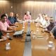 Imagem mostra o prefeito Guilherme Gazzola, junto aos vereadores e da secretária municipal de Justiça Maria Teresa Leis Di Ciero Oliviero, sentodos a mesa na sala de reunião