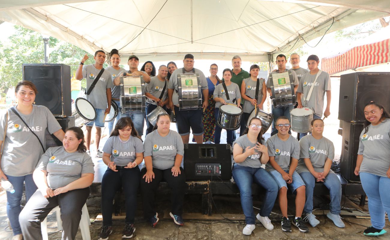 Imagem mostra integrantes das entidades APAE Itu, APAE Salto com o prefeito Guilherme Gazzola, no evento Auti-Down.