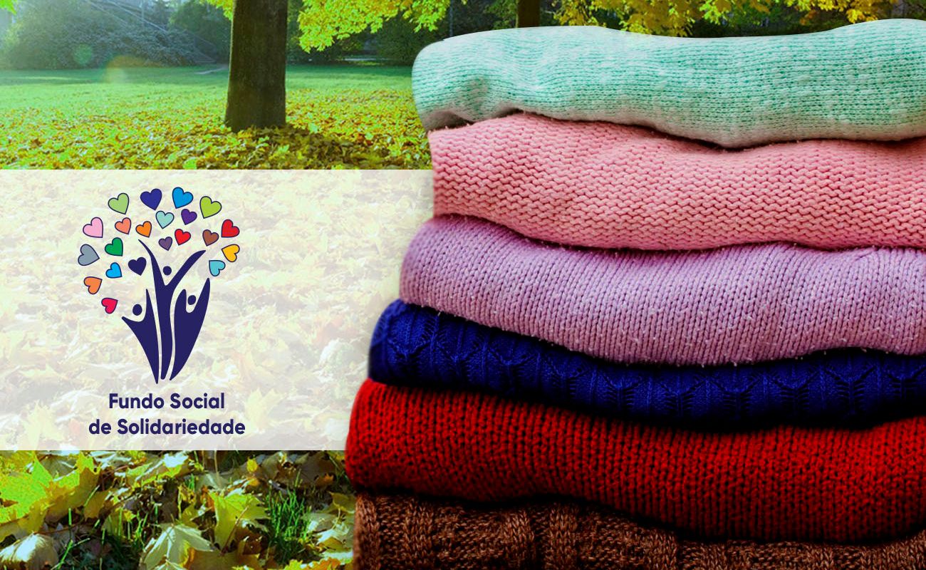 Imagem mostra agasalhos coloridos empilhados com o logo do Fundo Social de Solidariedade. A campanha do agasalho inicia na próxima segunda.