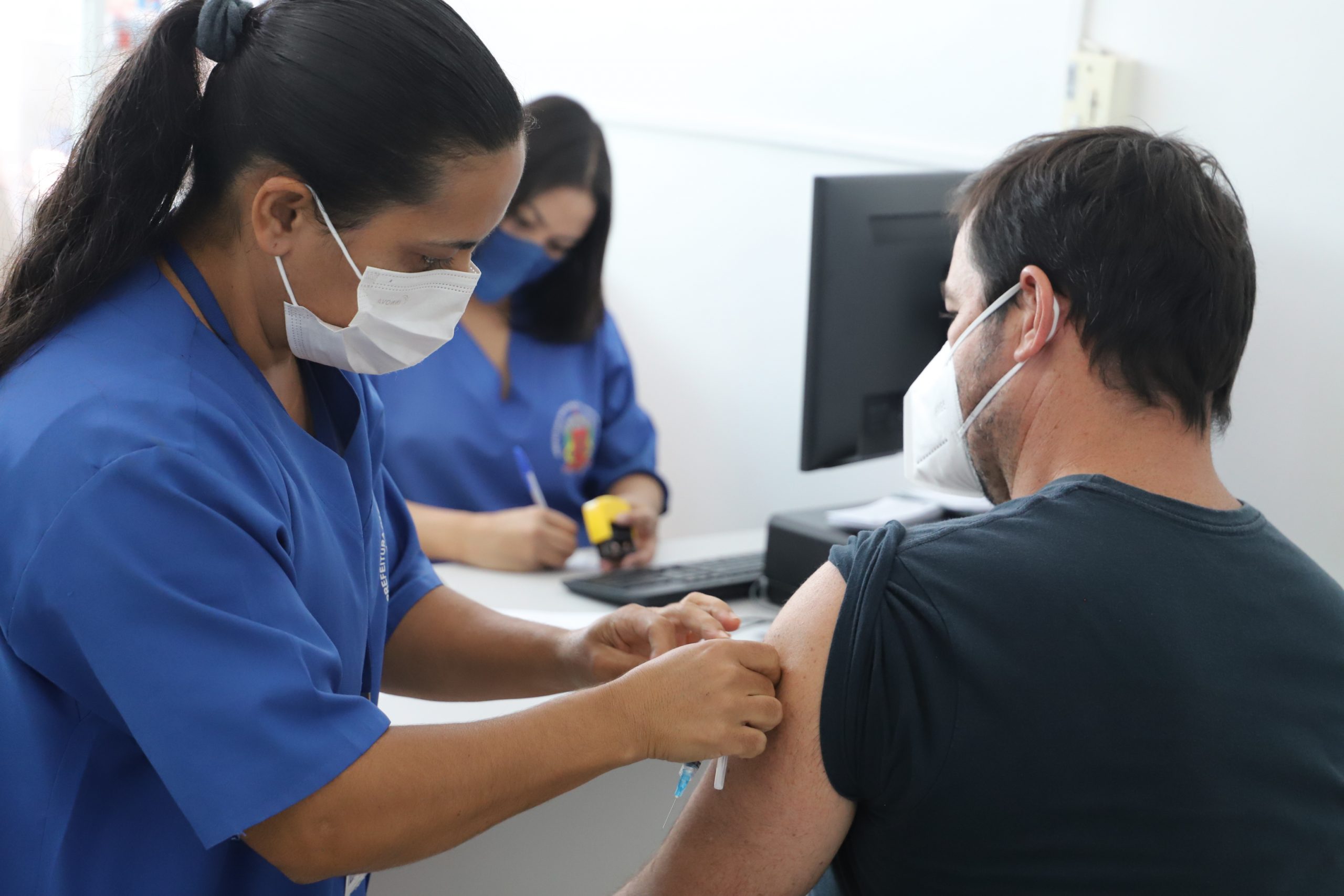 Imagem mostra enfermeira aplicando a vacina contra a gripe em um munícipe. A ação faz parte da Campanha de Vacinação em Itu.