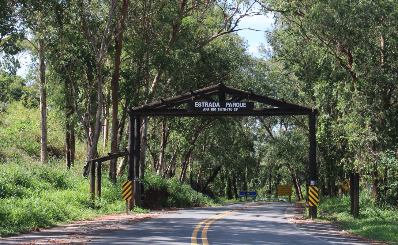 Imagem mostra o portal da Estrada Parque, demonstrando que ali existe o Rio Tietê, ponto a ser discutido no Plano de Manejo da Área de Proteção Ambiental – APA Itu Rio Tietê.
