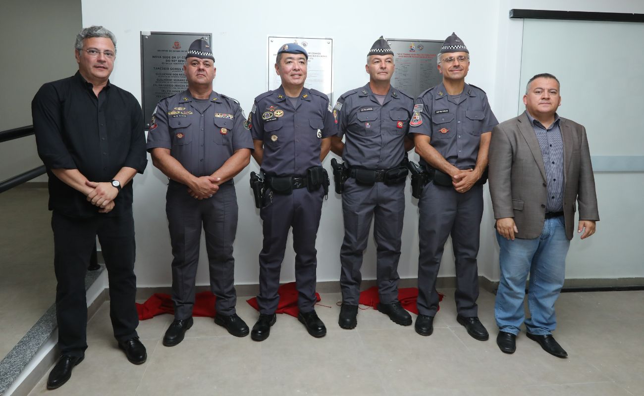Imagem mostra o prefeito Guilherme Gazzola e o vice-prefeito Luciano junto aos policiais militares, no momento de solenidade da nova sede do Batalhão da Polícia Militar.