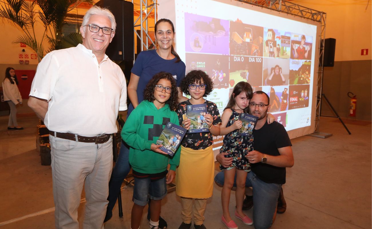Imagem mostra três primeiras crianças finalistas do Desafio Experimente Itu - Minecraft, junto ao Secretário de Turismo César Calixto.