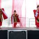 Imagem mostra mulheres japonesas, em uma festa japonesa anterior, vestidas de gueixa, fazendo uma apresentação em um palco.