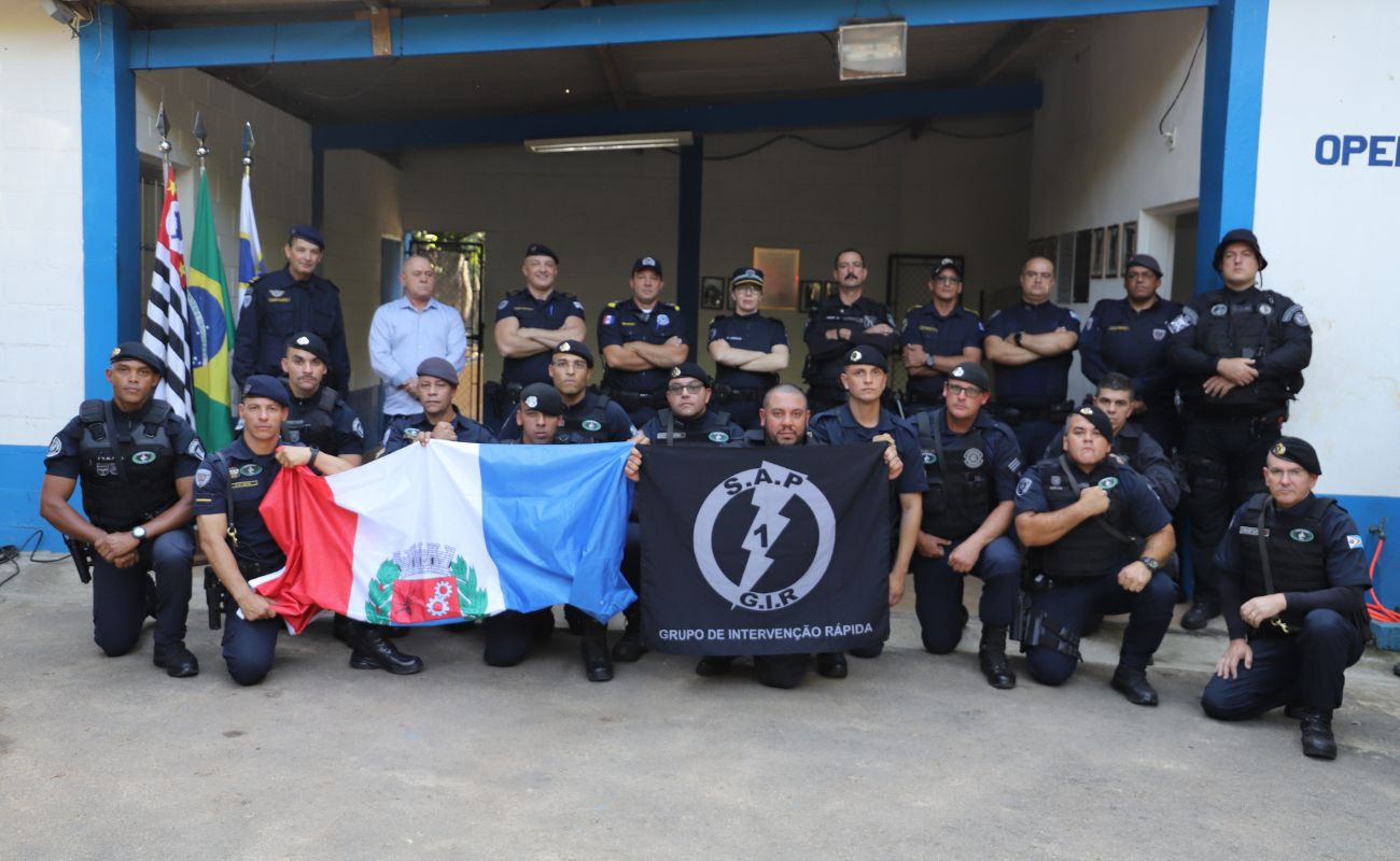 Imagem mostra os guardas municipais junto ao secretário de Segurança Hércules. Todos participaram do curso de Cinotecnia.