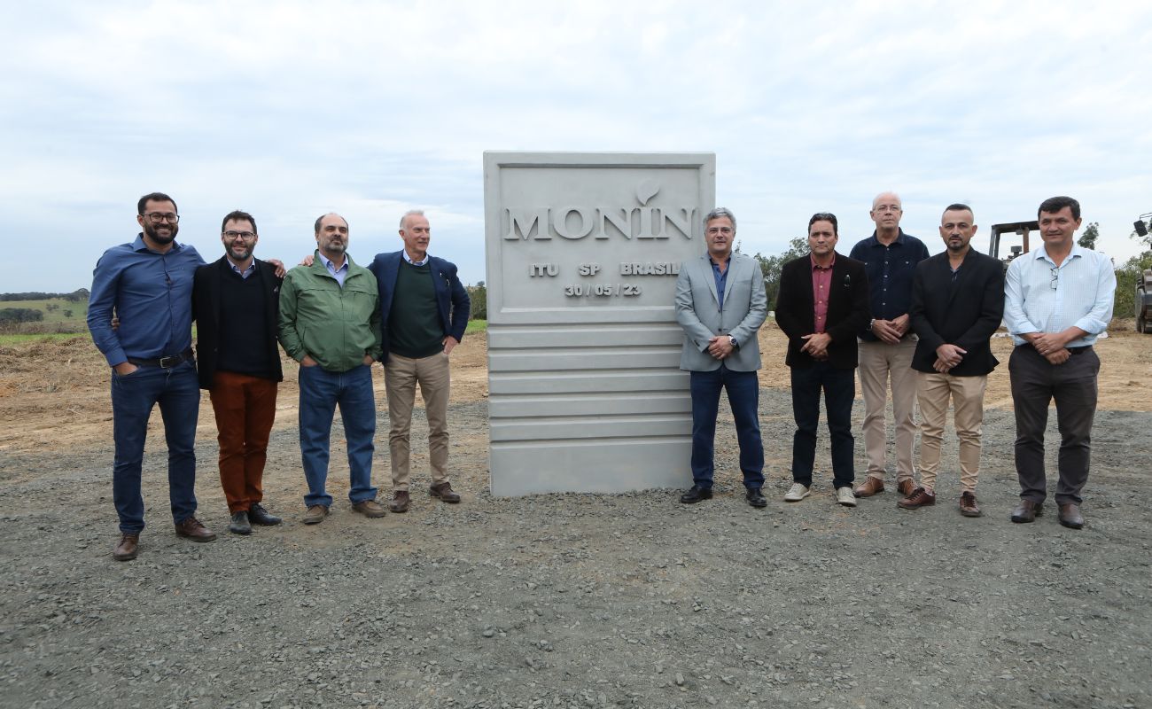 Imagem mostra o prefeito Guilherme Gazzola junto a autoridades prestigiando o lançamento da pedra fundamental da nova empresa que vai se instalar em Itu, Monin.