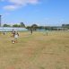 Imagem mostra um campo de futebol com crianças praticando esportes. A Prefeitura de Itu inicia o programa Centro de Formação Esportiva.