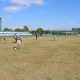 Imagem mostra um campo de futebol com crianças praticando esportes. A Prefeitura de Itu inicia o programa Centro de Formação Esportiva.