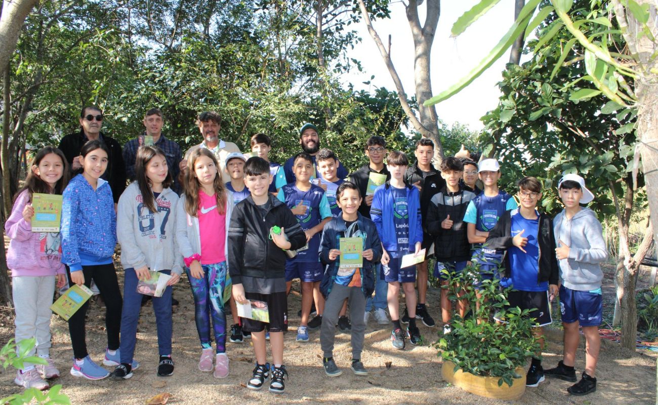 Imagem mostra os alunos do núcleo de Itu da Escolinha de Triathlon Formando Campeões que participaram de ação educativa no Dia Mundial do Meio Ambiente