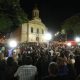 Imagem mostra as pessoas que participaram da celebração de Corpus Christi reunidas em frente a Igreja da Matriz em Itu