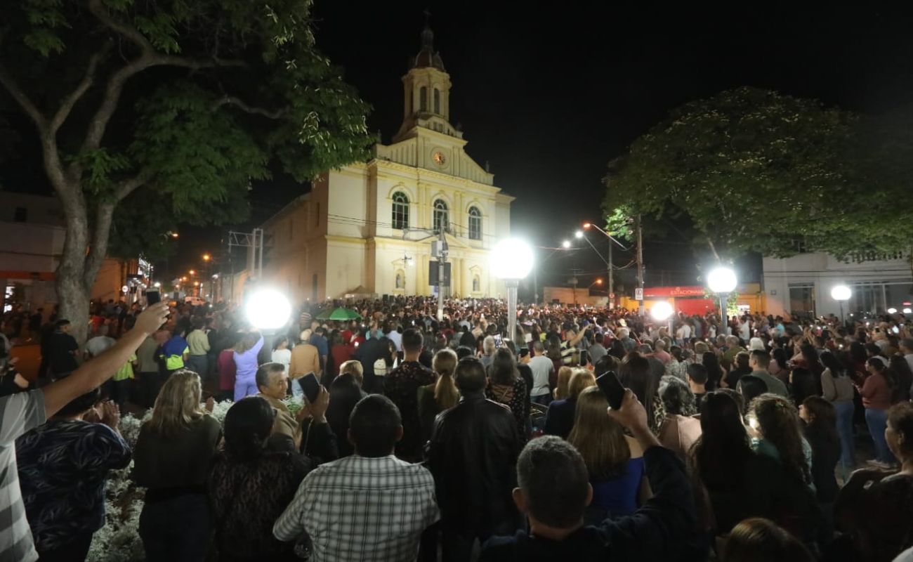 Imagem mostra as pessoas que participaram da celebração de Corpus Christi reunidas em frente a Igreja da Matriz em Itu