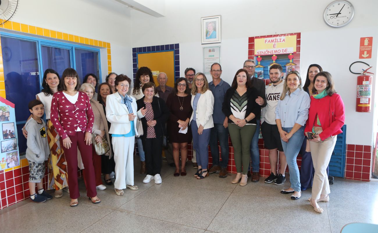 Educadores, amigos e familiares estiveram presente na cerimônia de entrega do livro fotobiográfico em homenagem à professora Lucila Zaparolli Valente de Almeida