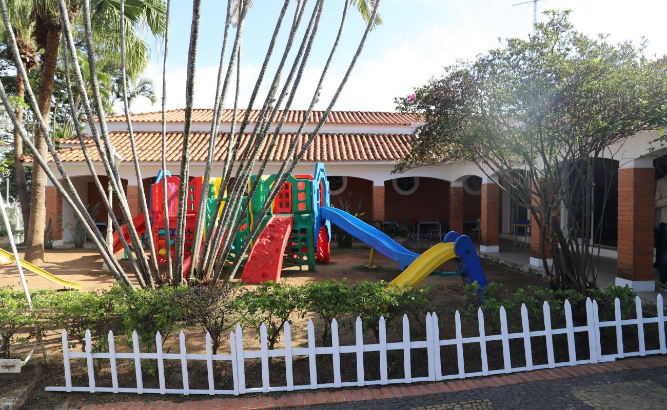Imagem mostra uma das áreas da escola municipal. Trata-se do parque da Emei Érika Regina Rodrigues.
