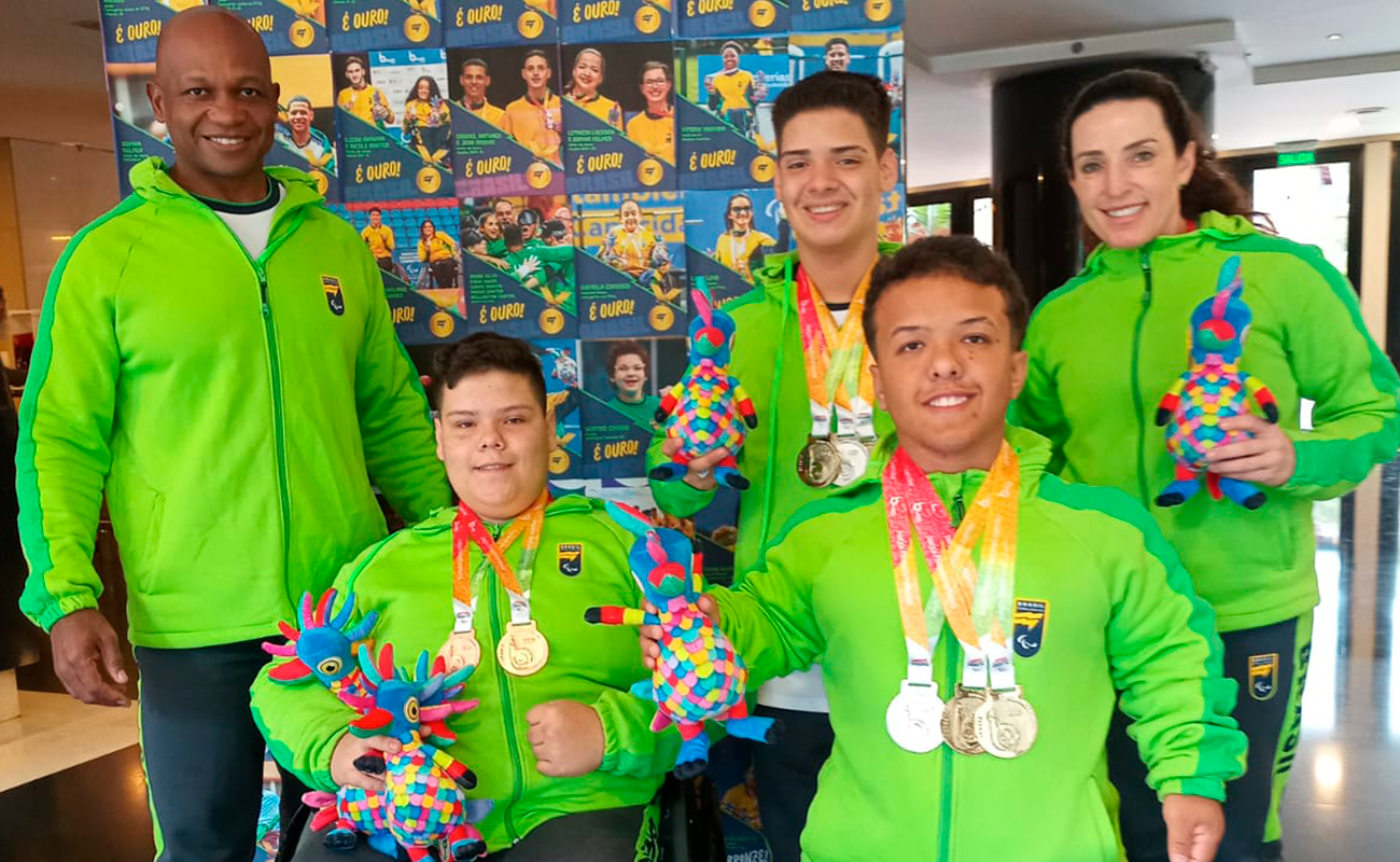 Imagem mostra os atletas apresentando suas medalhas recebidas nos Jogos Parapan-Americanos de Jovens 2023