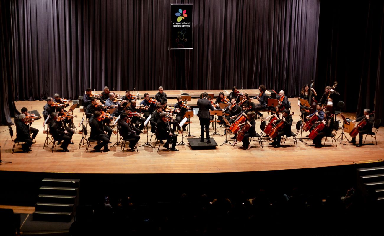 Imagem mostra apresentação da orquestra do do Conservatório Carlos Gomes.