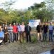 Imagem mostra o prefeito Guilherme Gazzola junto a diretores e funcionários da empresa Emicol também participaram do plantio do Projeto Pomares Urbanos.