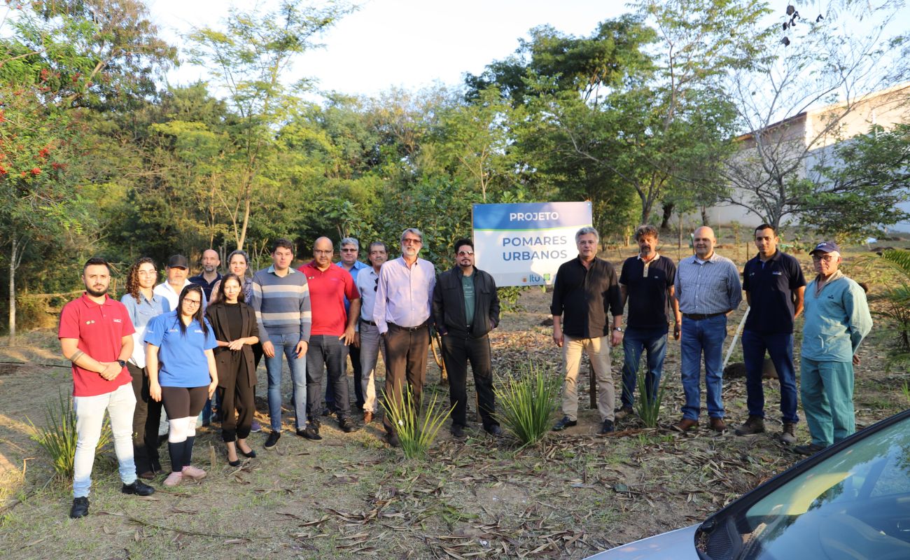 Imagem mostra o prefeito Guilherme Gazzola junto a diretores e funcionários da empresa Emicol também participaram do plantio do Projeto Pomares Urbanos.