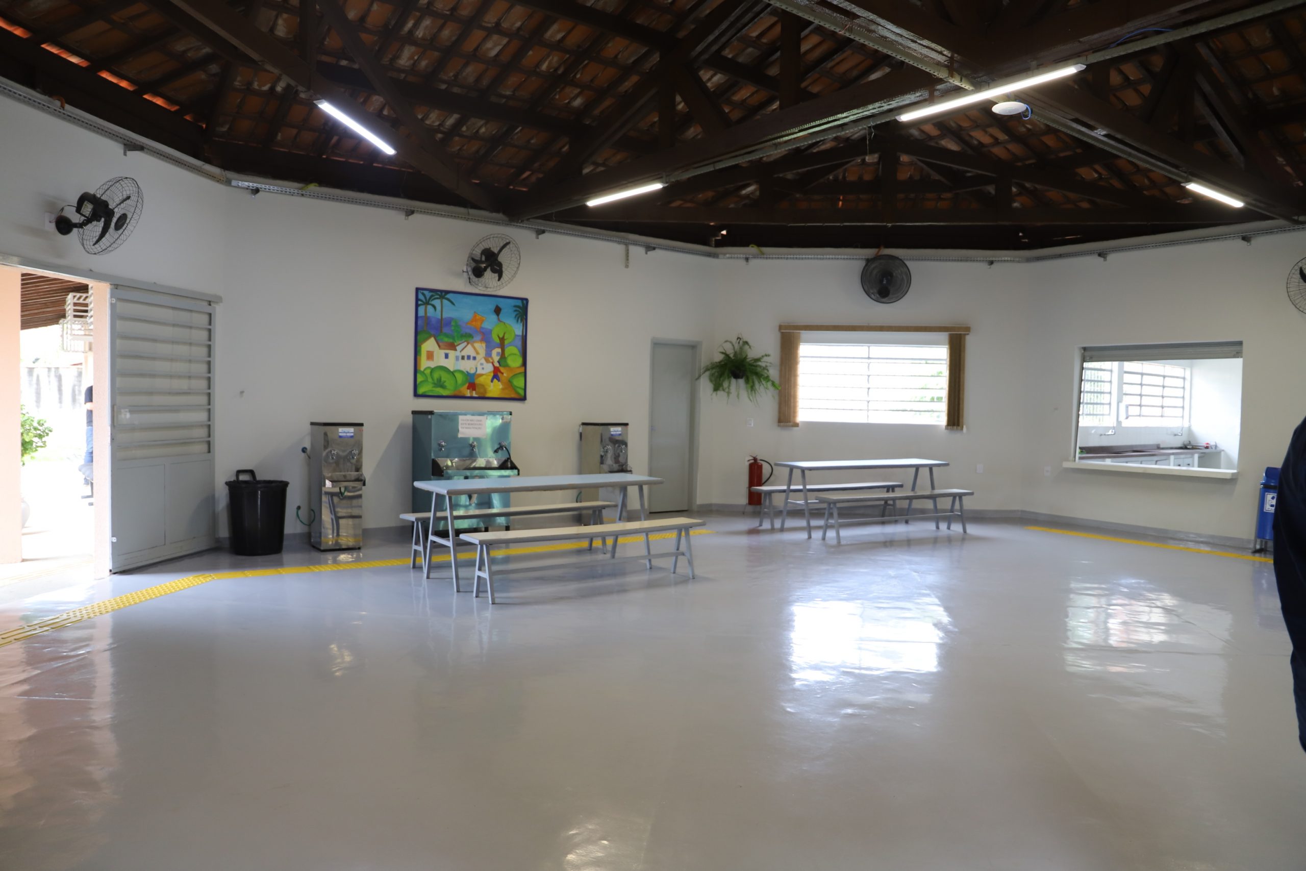 Imagem mostra o salão principal do Cras Pipa, na Vila Lucinda, local em que ocorre o Plano Municipal de Cultura