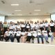 Imagem mostra o prefeito Guilherme Gazzola junto aos alunos e professores em formatura do último curso de libras realizado pelo NAPE.