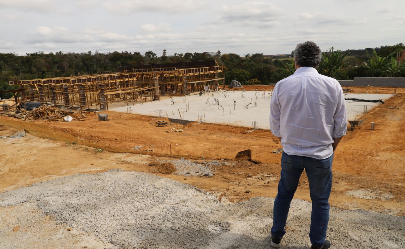 Imagem mostra o prefeito Guilherme Gazzola de costas vistoriando as obras da nova creche do Bairro Jd. Santa Rosa.