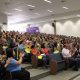 Imagem mostra o auditório da Prefeitura, com todas as cadeiras ocupadas com pessoas sentadas, que participaram da Jornada Pedagógica.