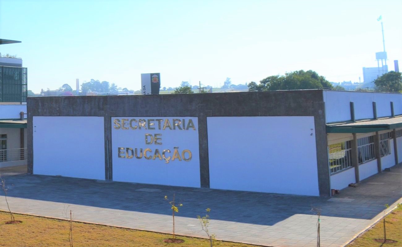 Imagem mostra a fachada da Secretaria Municipal de Educação.