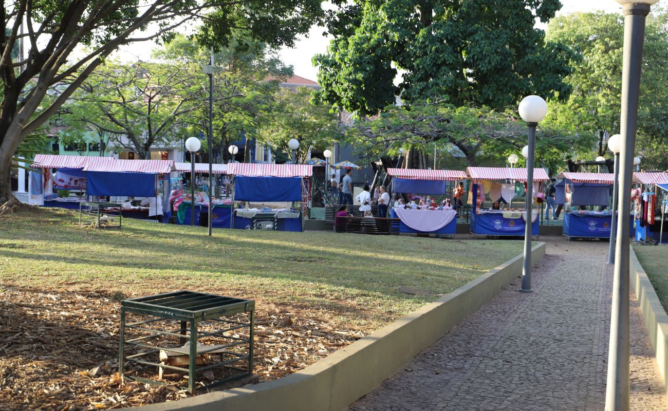 Imagem mostra a Praça do Carmo com as barracas em Feira de Arte e Artesanato realizada anteriormente.
