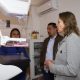 Imagem mostra a Secretária de Saúde Janaina e o Secretário de Esportes Gilmar Pereira recebendo informações da enfermeira referentes ao novo mamógrafo