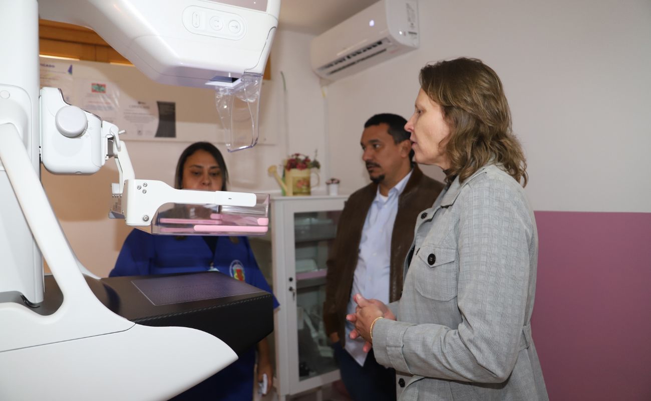 Imagem mostra a Secretária de Saúde Janaina e o Secretário de Esportes Gilmar Pereira recebendo informações da enfermeira referentes ao novo mamógrafo