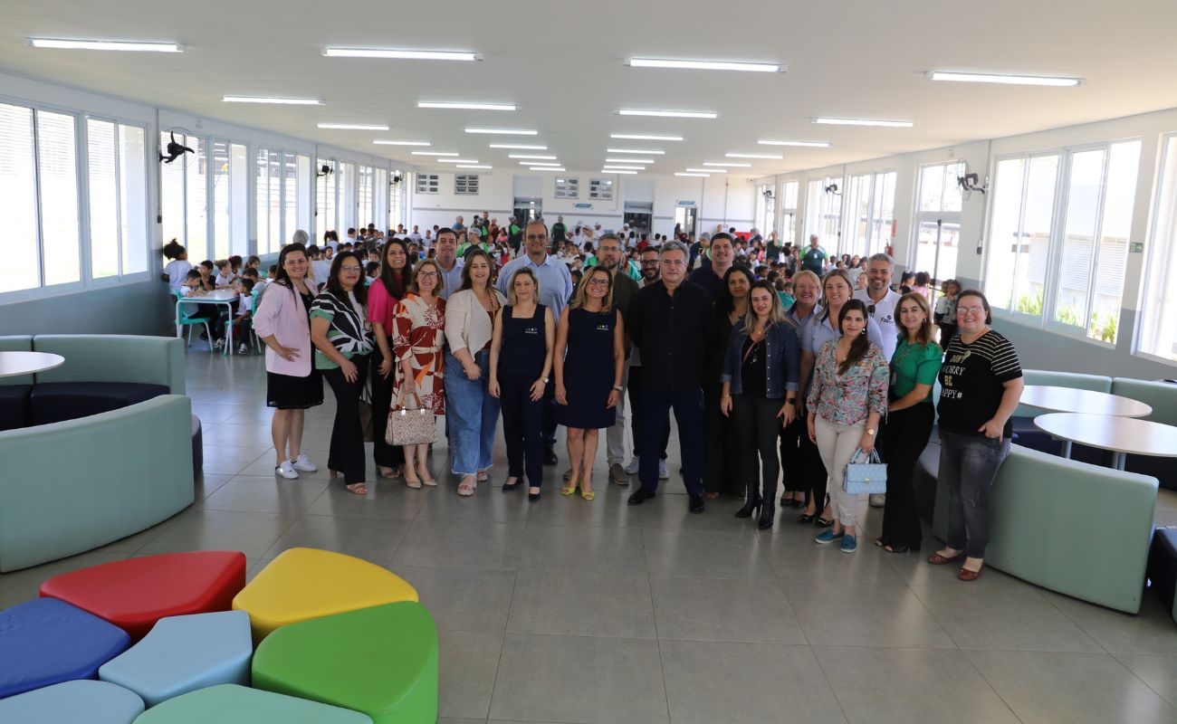 Imagem mostra o prefeito Guilherme Gazzola junto a equipe da unidade iV da Rede Saber junto aos secretários de educação vindo de outras cidades.
