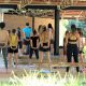 Imagem mostra algumas pessoas de costas, alongando seus braços para trás, em um evento anterior de yoga livre no Parque do Varvito