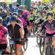 Imagem mostra ciclistas em largada do evento Pedal da Amizade ocorrido anteriormente.