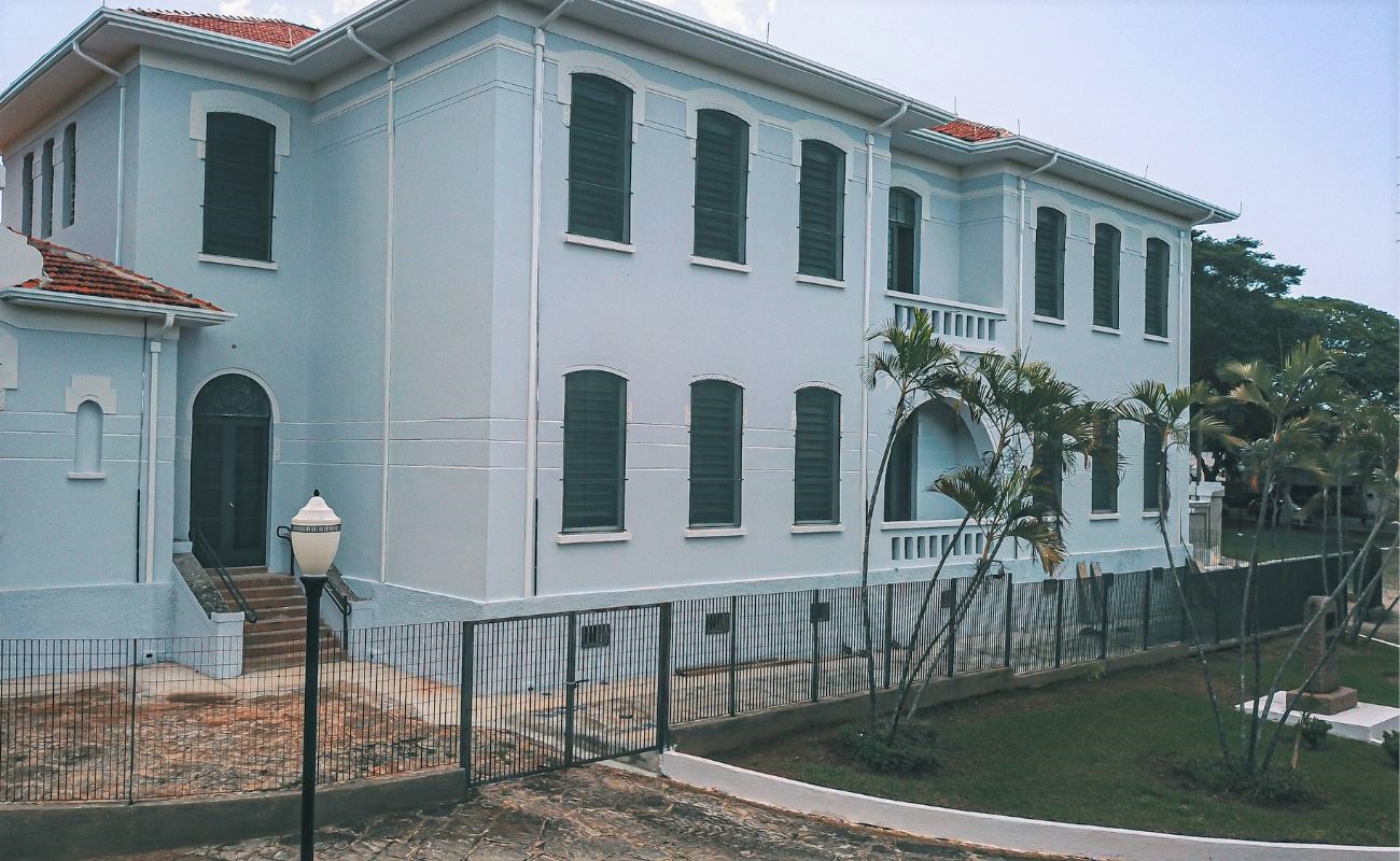 Imagem mostra a fachada da Escola Convenção, um dos locais para votação eleição do Conselho Tutelar