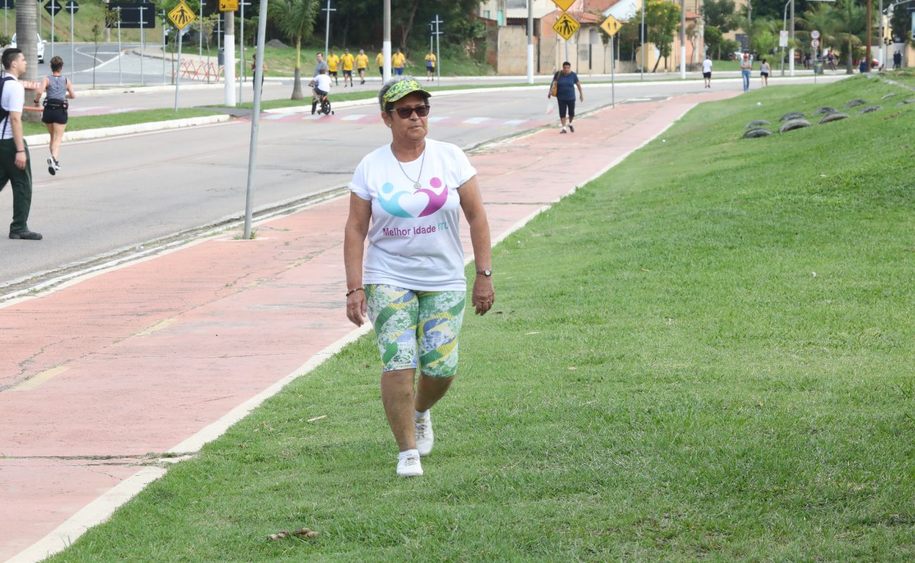 Imagem mostra uma senhora caminhando na Avenida Galileu Bicudo. A divulgação faz parte das comemorações ao Dia Internacional do Idoso
