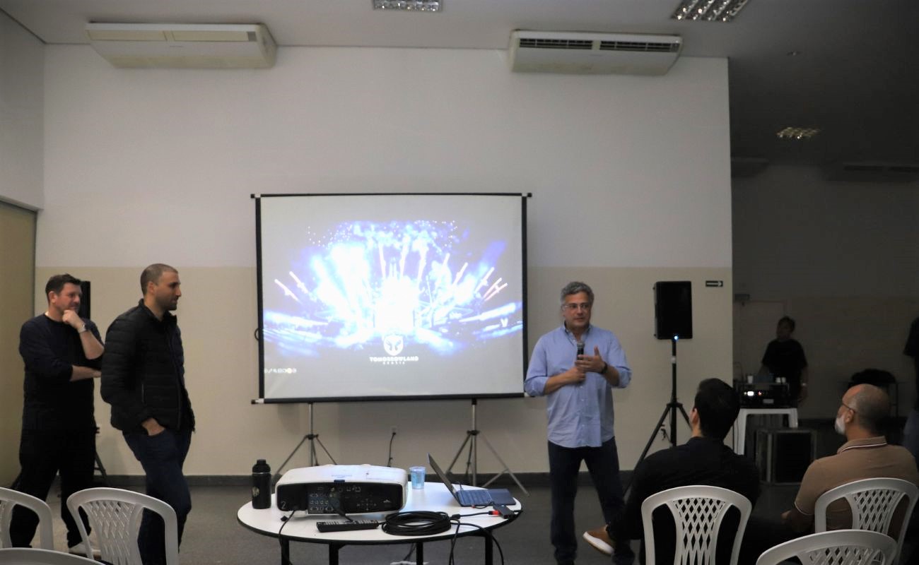 Imagem mostra o prefeito Guilherme Gazzola junto a equipe do Centro de monitoramento da Tomorrowland Brasil